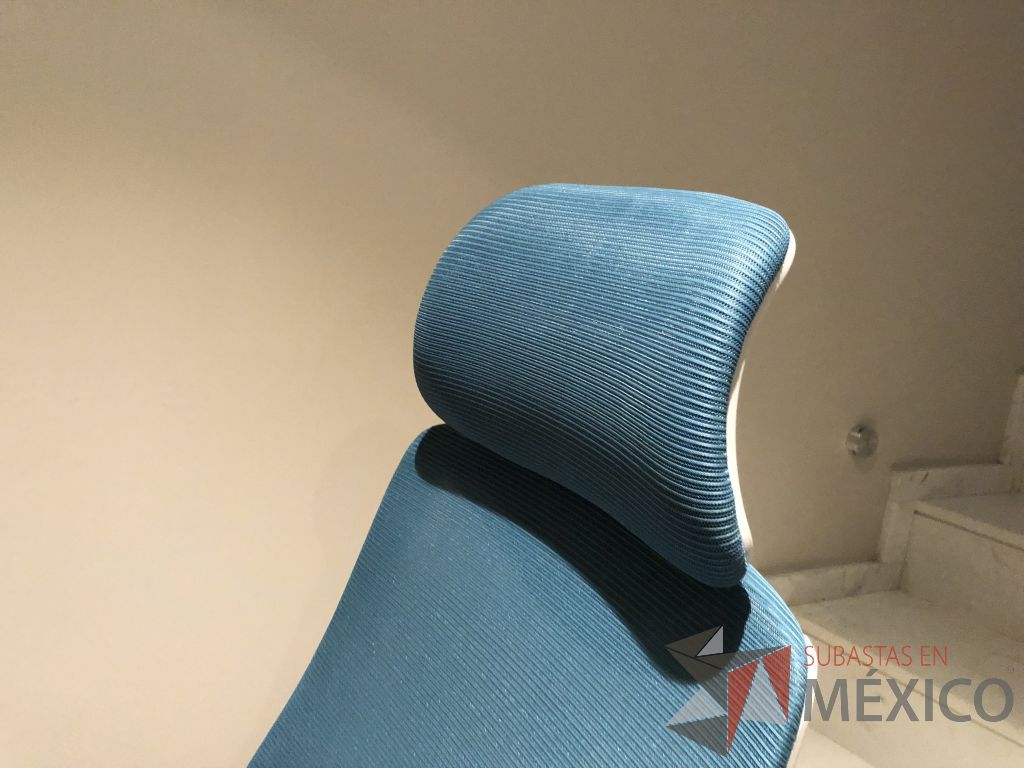 Lote 120 - 2 Sillas operativas con ruedas, descansabrazos, cabecera, respaldo en malla y asiento en tela - Imagen 3