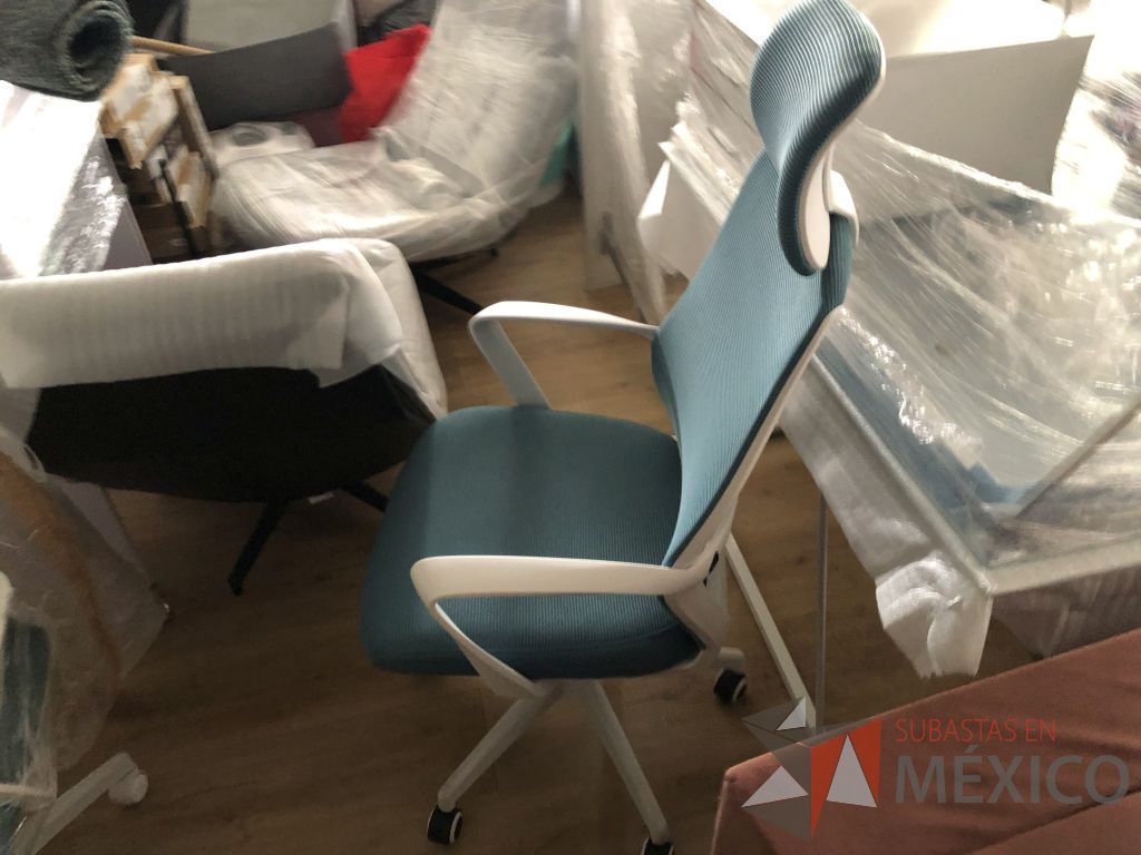Lote 120 - 2 Sillas operativas con ruedas, descansabrazos, cabecera, respaldo en malla y asiento en tela - Imagen 2