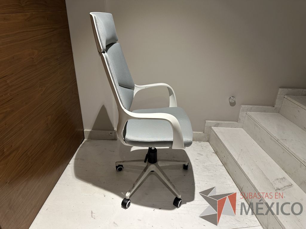 Lote 121 - Silla operativa con ruedas, descansabrazos, cabecera, respaldo y asiento en tela - Imagen 3