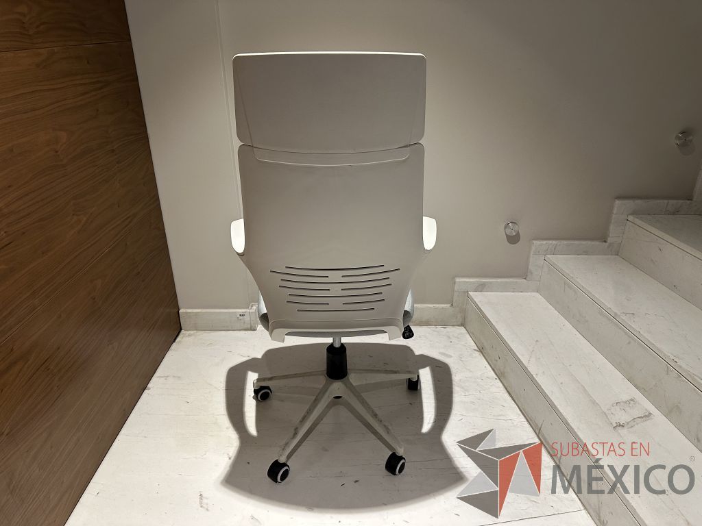 Lote 121 - Silla operativa con ruedas, descansabrazos, cabecera, respaldo y asiento en tela - Imagen 2