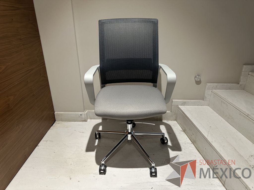 Lote 122 - Silla operativa con ruedas, descansabrazos, respaldo en malla y asiento en tela