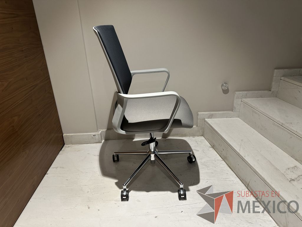 Lote 122 - Silla operativa con ruedas, descansabrazos, respaldo en malla y asiento en tela - Imagen 2