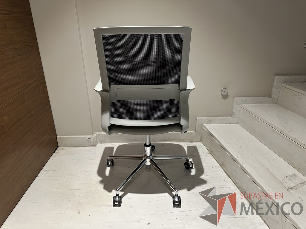 Lote 122 - Silla operativa con ruedas, descansabrazos, respaldo en malla y asiento en tela - Imagen 3