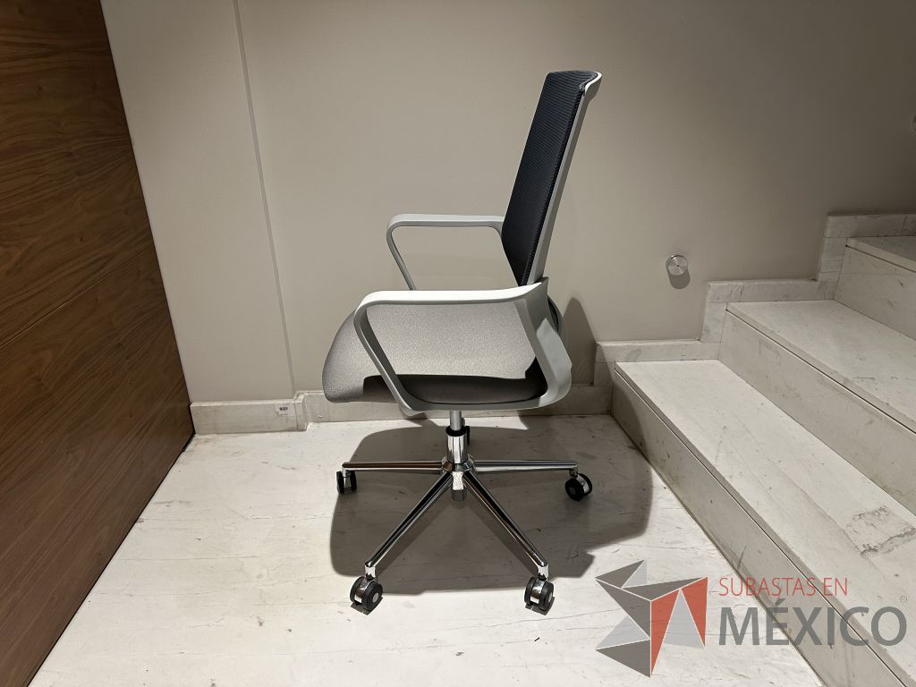 Lote 122 - Silla operativa con ruedas, descansabrazos, respaldo en malla y asiento en tela - Imagen 4