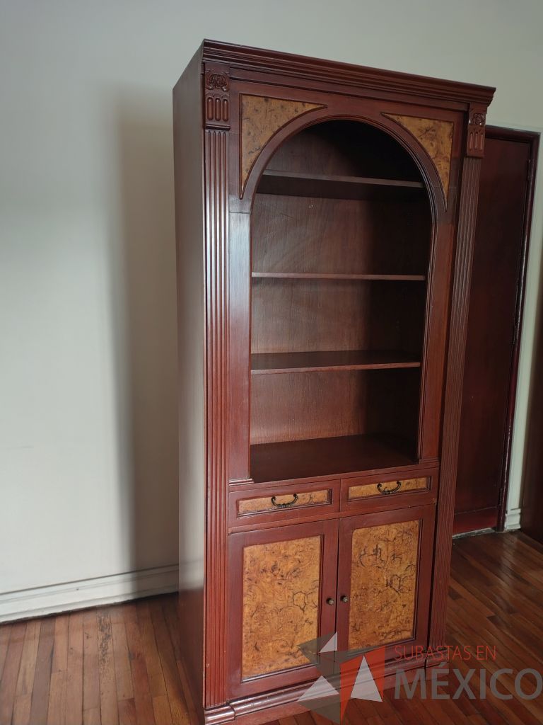 Lote 048 - 3 Vitrina de madera con chapa de raíz de olmo, en la parte superior tiene 3 entrepaños, parte inferior con 2 cajones y 2 puertas y un entrepaño - Imagen 3