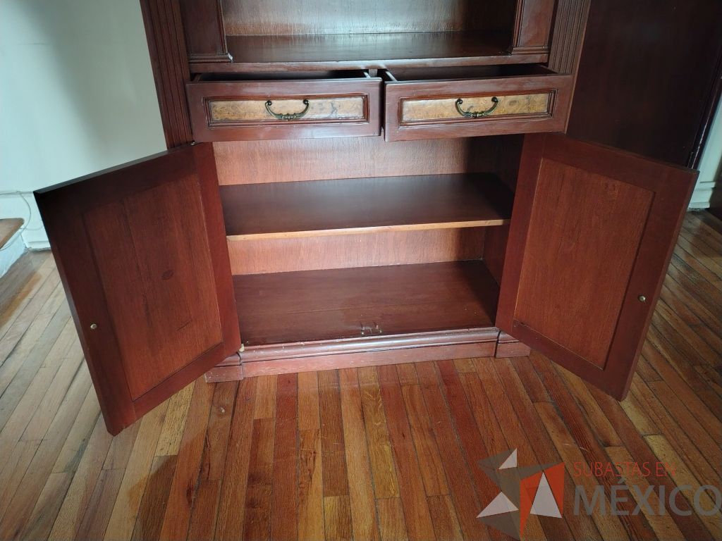 Lote 048 - 3 Vitrina de madera con chapa de raíz de olmo, en la parte superior tiene 3 entrepaños, parte inferior con 2 cajones y 2 puertas y un entrepaño - Imagen 9