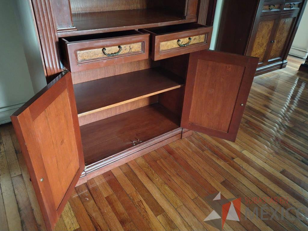 Lote 048 - 3 Vitrina de madera con chapa de raíz de olmo, en la parte superior tiene 3 entrepaños, parte inferior con 2 cajones y 2 puertas y un entrepaño - Imagen 10