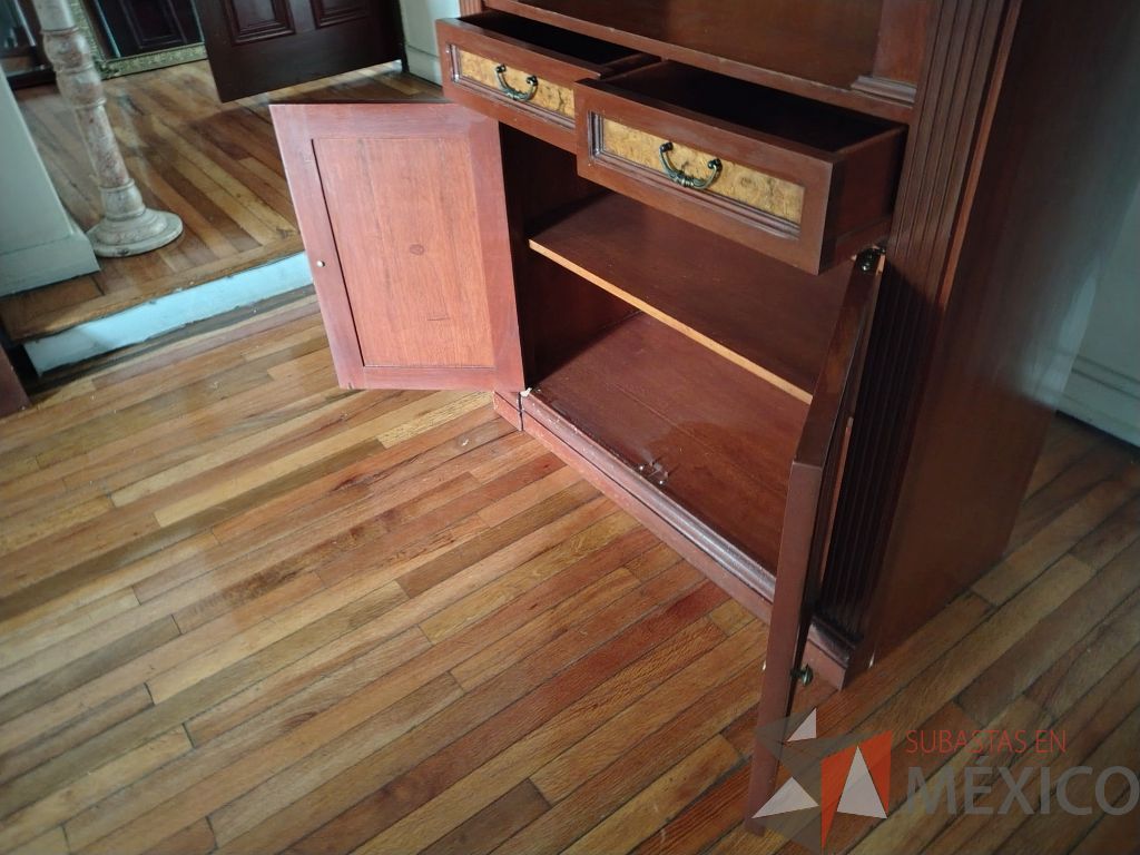 Lote 048 - 3 Vitrina de madera con chapa de raíz de olmo, en la parte superior tiene 3 entrepaños, parte inferior con 2 cajones y 2 puertas y un entrepaño - Imagen 11
