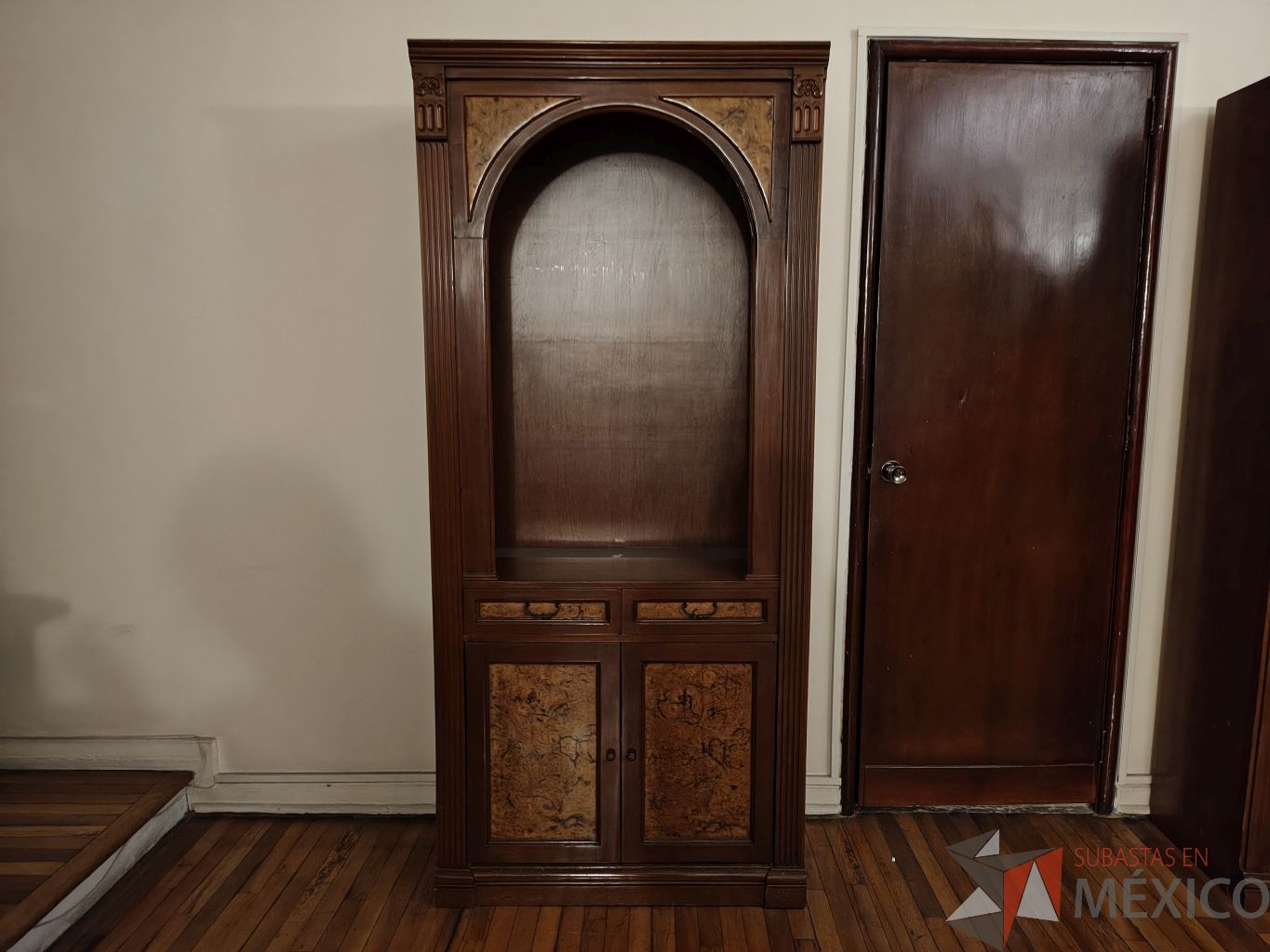 Lote 048 - 3 Vitrina de madera con chapa de raíz de olmo, en la parte superior tiene 3 entrepaños, parte inferior con 2 cajones y 2 puertas y un entrepaño - Imagen 12