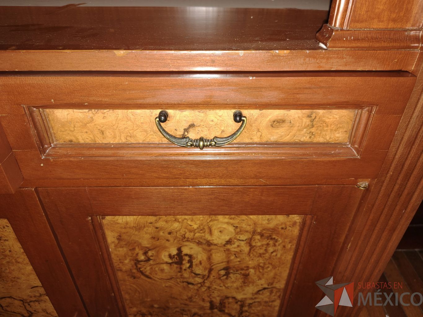 Lote 048 - 3 Vitrina de madera con chapa de raíz de olmo, en la parte superior tiene 3 entrepaños, parte inferior con 2 cajones y 2 puertas y un entrepaño - Imagen 14