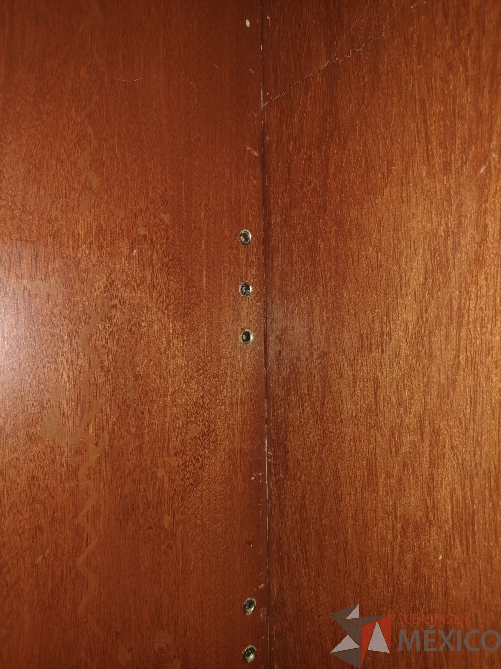 Lote 048 - 3 Vitrina de madera con chapa de raíz de olmo, en la parte superior tiene 3 entrepaños, parte inferior con 2 cajones y 2 puertas y un entrepaño - Imagen 15