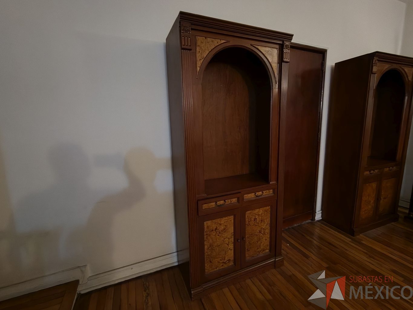 Lote 048 - 3 Vitrina de madera con chapa de raíz de olmo, en la parte superior tiene 3 entrepaños, parte inferior con 2 cajones y 2 puertas y un entrepaño - Imagen 19