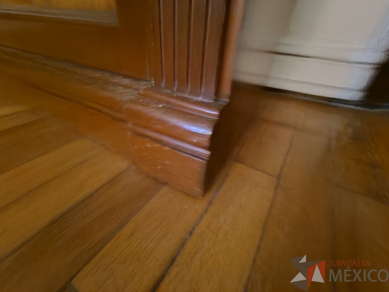 Lote 048 - 3 Vitrina de madera con chapa de raíz de olmo, en la parte superior tiene 3 entrepaños, parte inferior con 2 cajones y 2 puertas y un entrepaño - Imagen 20