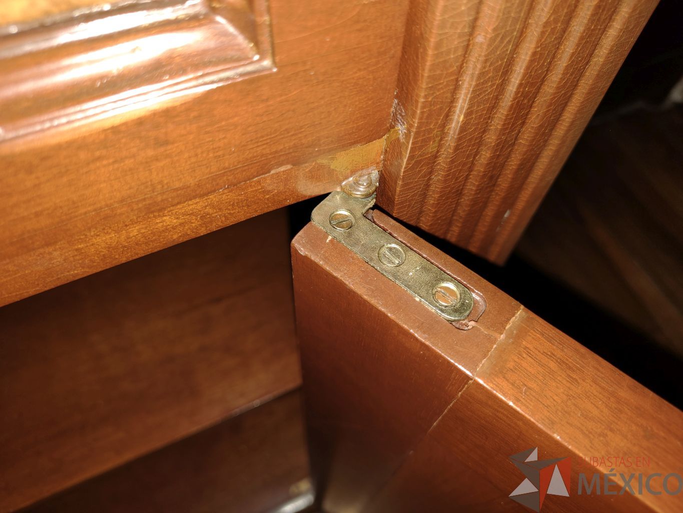 Lote 048 - 3 Vitrina de madera con chapa de raíz de olmo, en la parte superior tiene 3 entrepaños, parte inferior con 2 cajones y 2 puertas y un entrepaño - Imagen 21
