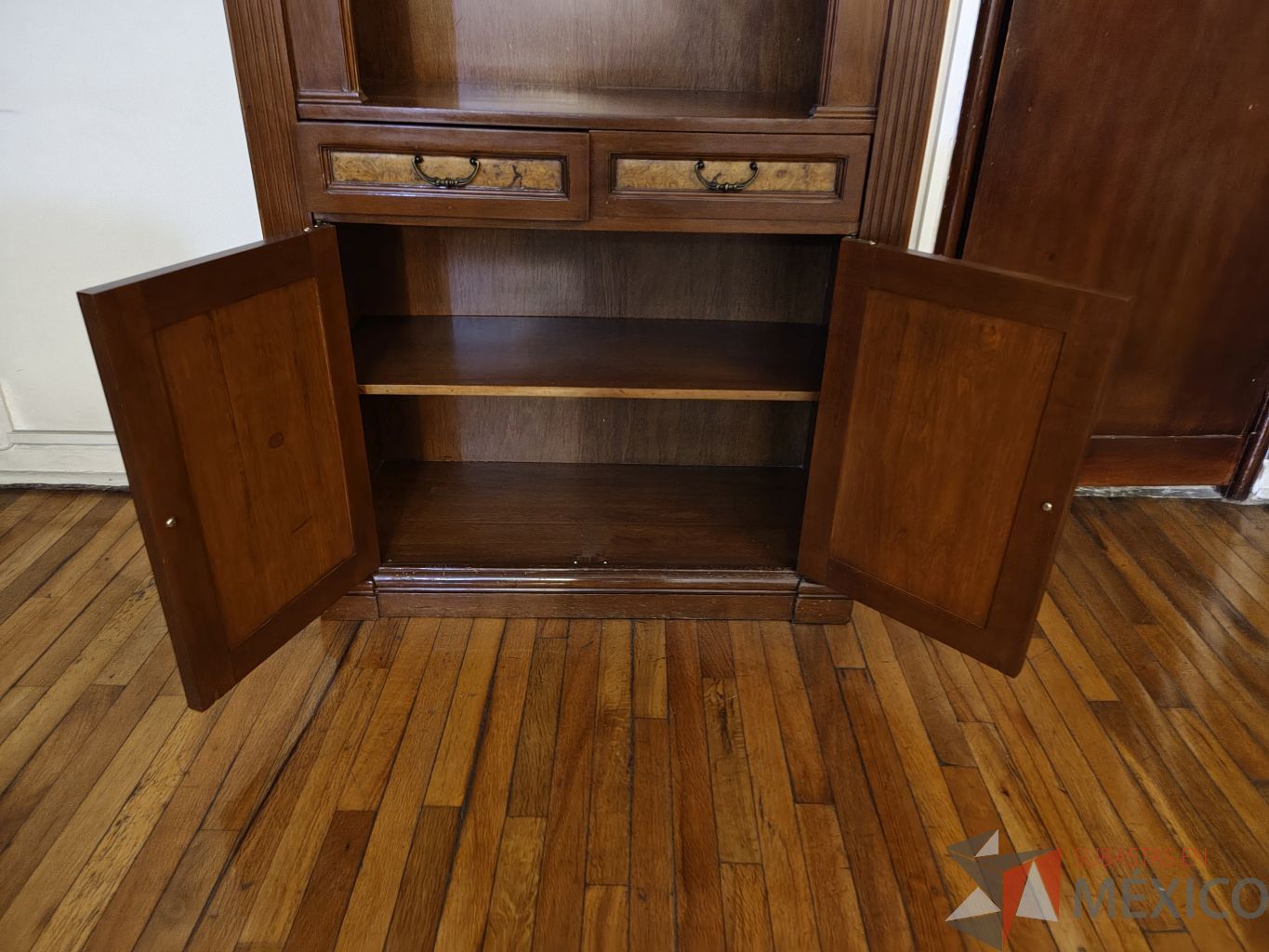 Lote 048 - 3 Vitrina de madera con chapa de raíz de olmo, en la parte superior tiene 3 entrepaños, parte inferior con 2 cajones y 2 puertas y un entrepaño - Imagen 22
