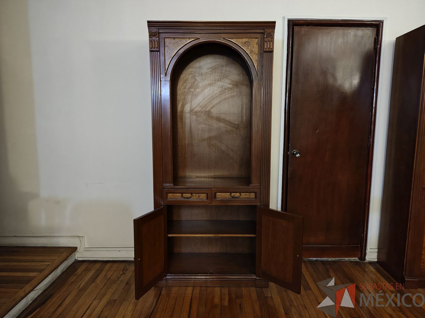Lote 048 - 3 Vitrina de madera con chapa de raíz de olmo, en la parte superior tiene 3 entrepaños, parte inferior con 2 cajones y 2 puertas y un entrepaño